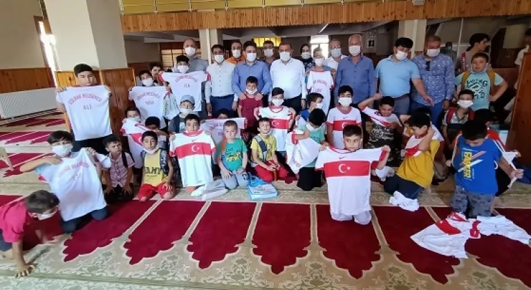 Başkan Ünüvar’dan Futbol Kursuna Katılan Öğrencilere Forma Hediyesi