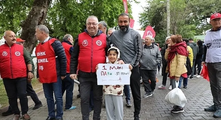 Başkan Zeyrek, 1 Mayıs'ta Emekçilerle Omuz Omuza Yürüdü