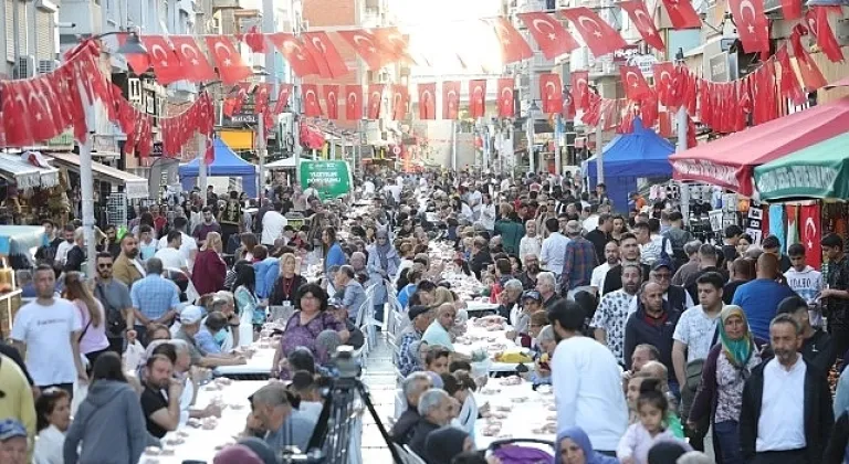 Bayraklı'da iftar sofraları ve Ramazan şenlikleri