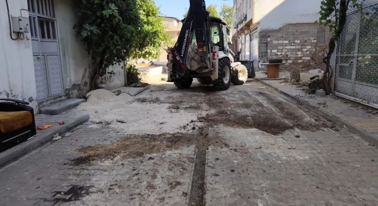 Belediye ekipleri patlayan lağım borusu sorununu çözdü