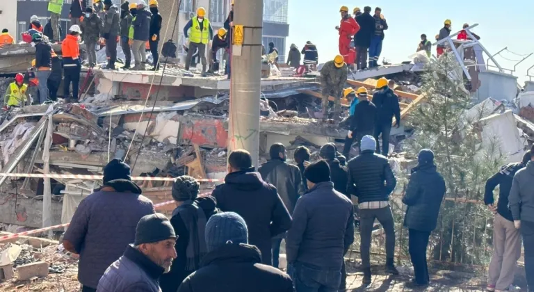 Besni Üzümkent'te yaşamını yitiren 83 kişi için adalet arayışı: Aileler adliye önünde  - Videolu Haber