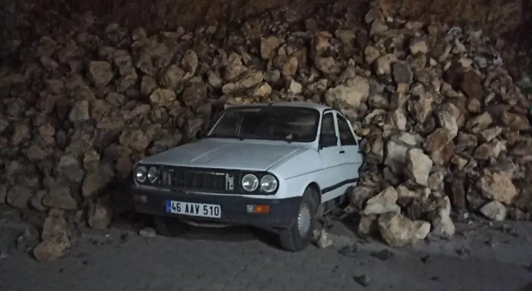 Besni'de istinat duvarı otomobillerin üzerine çöktü