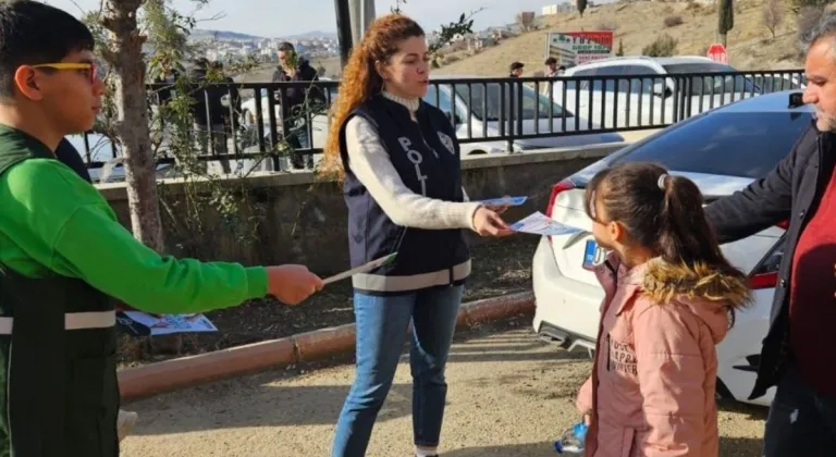 Besni'de uyuşturucuyla mücadele için bilgilendirme standı kuruldu