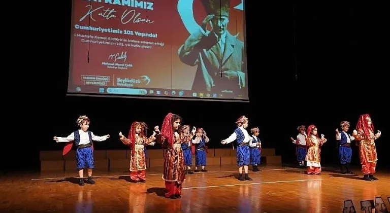 Beylikdüzü'nde Minik Öğrenciler 29 Ekim Ruhunu Yaşattı