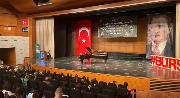 BİLECİK'TE PİYANO KURSU ÖĞRENCİLERİ DEPREMZEDELER İÇİN SAHNE ALDI