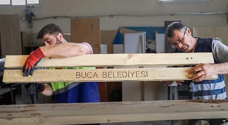 Buca'da ahşap atıklar kent mobilyasına dönüştürülüyor