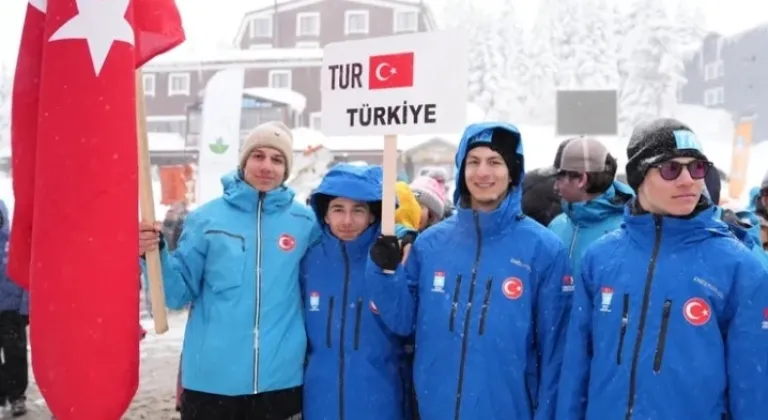 Bursa'da Genç Kayakçılar Uludağ'da Yarışta
