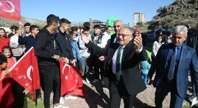 Büyükkılıç: “'Bu bizim işimiz değil' demedik, 'insanı yaşat ki devlet yaşasın' dedik″