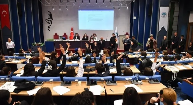 Büyükkılıç'tan Gençlere TBMM'ye Adım Sözü
