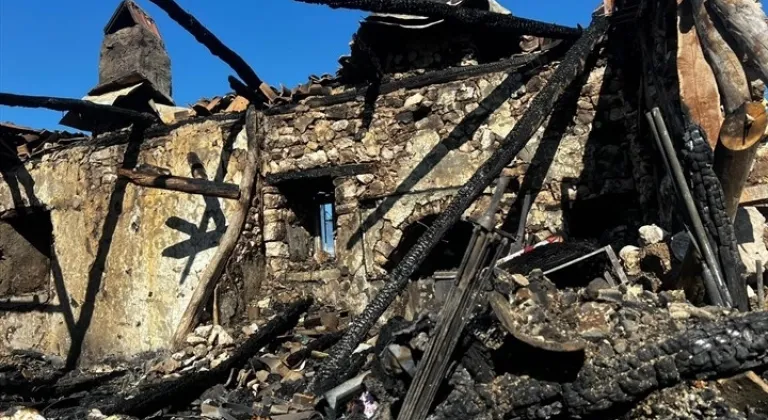 Büyükşehir, Kışın Evsiz Kalan Aileye Sevgi Eli Uzattı