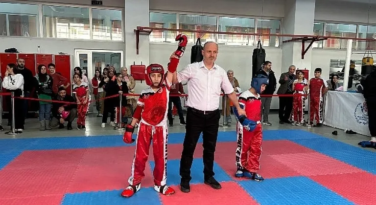 Canikli Sporculardan Gövde Gösterisi