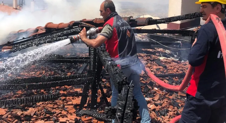 Çatı katında çıkan yangın paniğe neden oldu  - Videolu Haber
