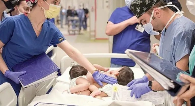 Cezayirli Yapışık İkizler Türkiye’de 9 Saat Süren Bir Operasyonla Kendi Bedenlerine Kavuştular
