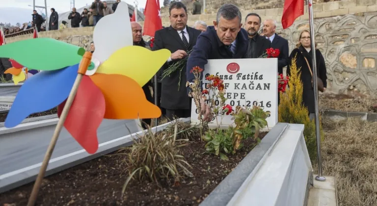CHP Genel Başkanı Özgür Özel, Adıyaman’da Gölbaşı Deprem Şehitliği’ni ziyaret etti