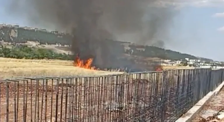 Çıkan anız yangınına kepçe ve itfaiye ekipleri müdahale etti  - Videolu Haber
