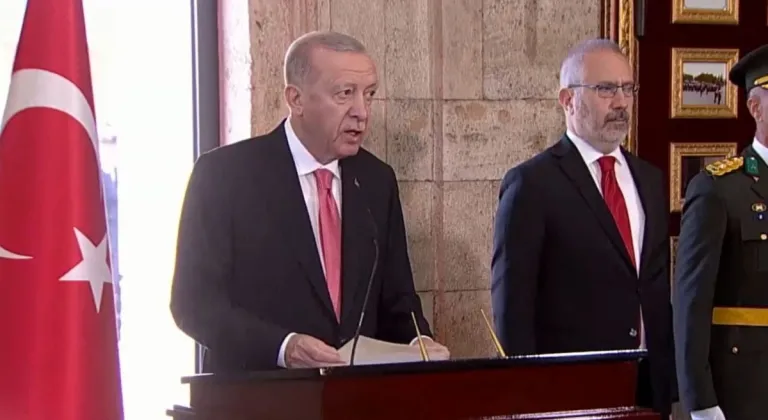 Cumhurbaşkanı Erdoğan Anıtkabir'de anı defterini imzaladı: 'Vatanımızın bekasını koruyoruz'
