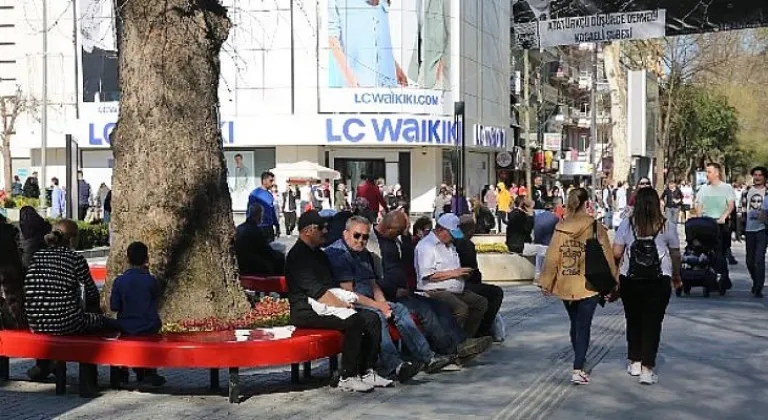 Cumhuriyet Bulvarı cıvıl cıvıl