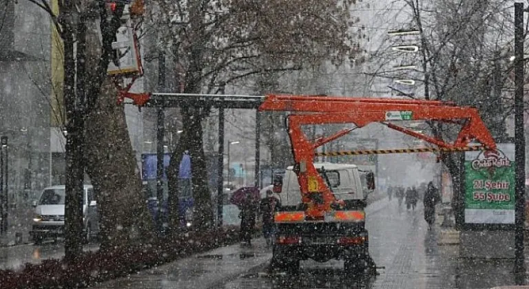 Cumhuriyet Bulvarına kar altında son dokunuşlar