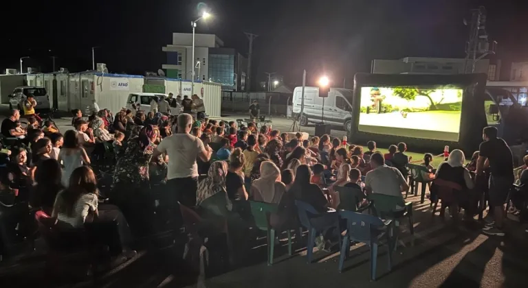 Depremzede çocuklara sinema etkinliği  - Videolu Haber