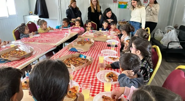 Depremzede çocukların pizza keyfi