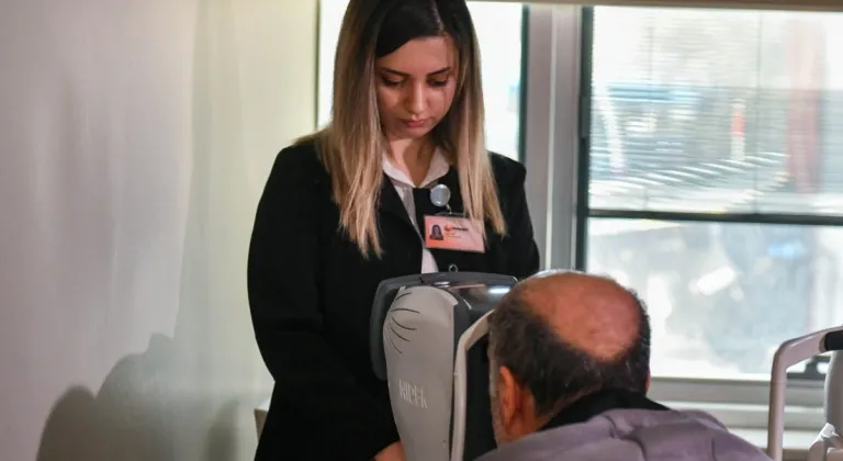 DEPREMZEDE VATANDAŞLARA BÜYÜKŞEHİR BELEDİYESİNDEN GÖZ MUAYENESİ