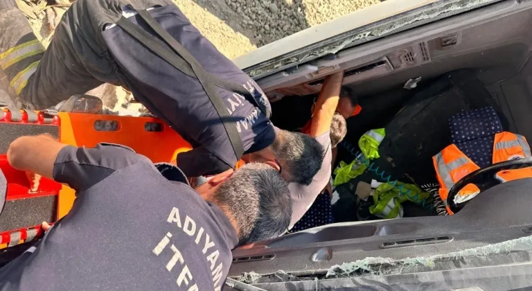 Devrilen hafriyat kamyonunda sıkışan sürücü yaralandı  - Videolu Haber