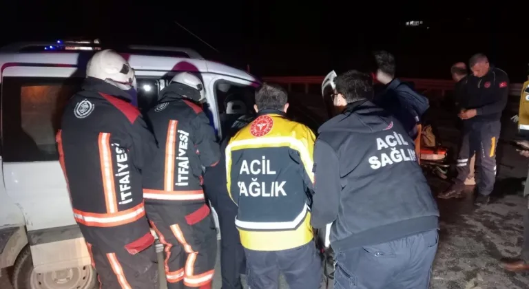 Devrilen ticari araçtaki 2 kişi yaralandı  - Videolu Haber
