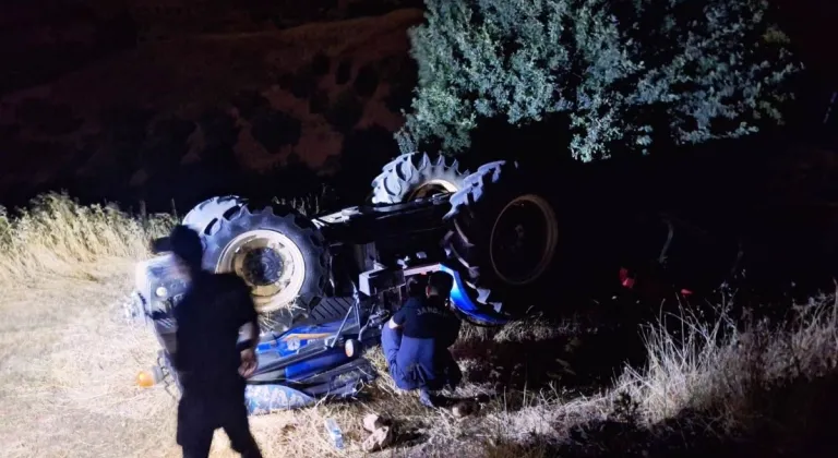 Devrilen traktörün altında kalan sürücü hayatını kaybetti