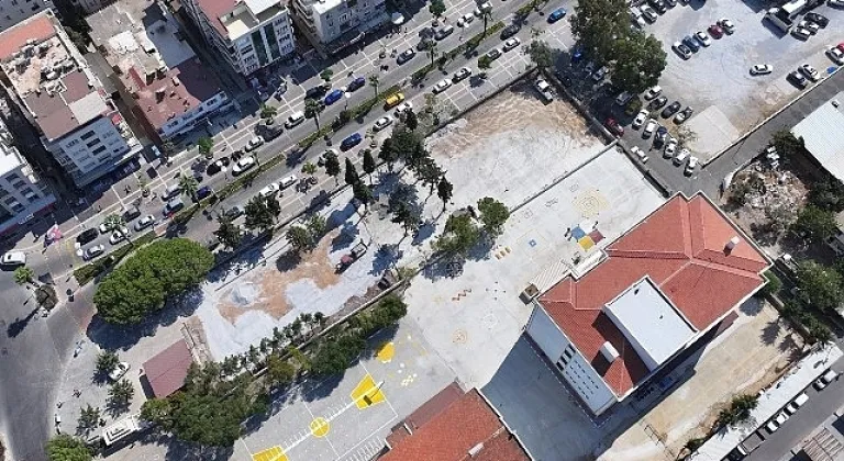 Didim Belediyesi tarafından ilçede bulunan Atatürk İlkokulu'nun bahçesine yapılan oyun parkının çalışmaları tüm hızıyla sürüyor.