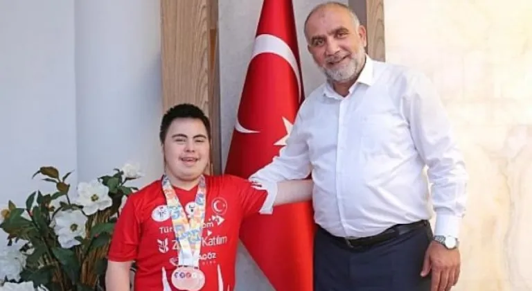 Down Sendromlular Dünya şampiyonası’nda milli sporcuya karşılama