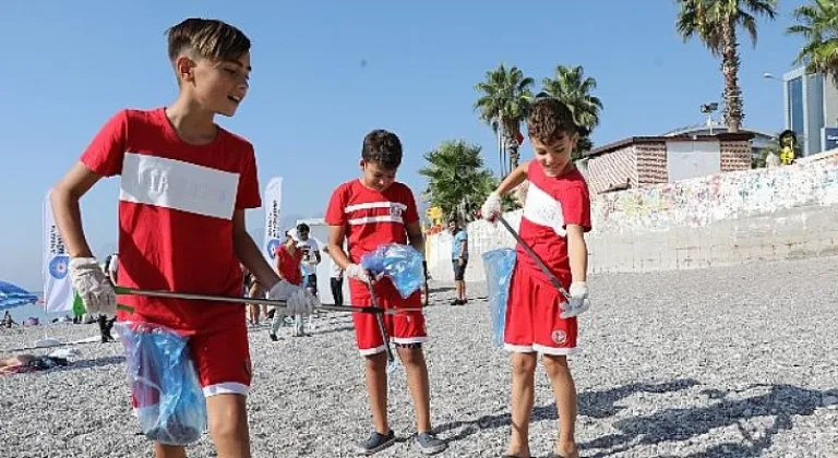 Dünya Temizlik Günü’nde Konyaaltı Sahili Temizlendi
