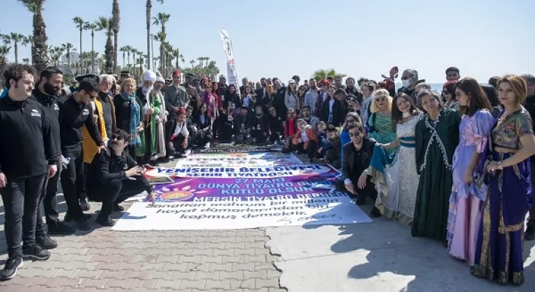 Dünya Tiyatro Günü’nde Mersin’de Karnaval Gibi Yürüyüş