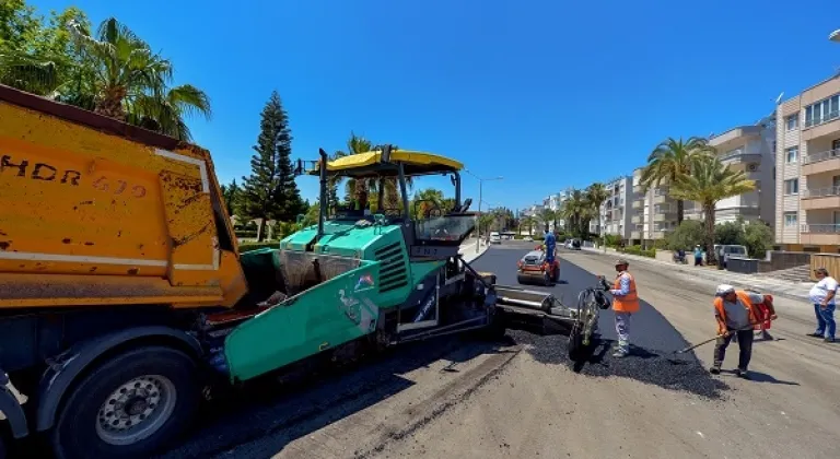 Ekipler, Anamur’da 4 Caddede Yol Çalışması Yürütüyor