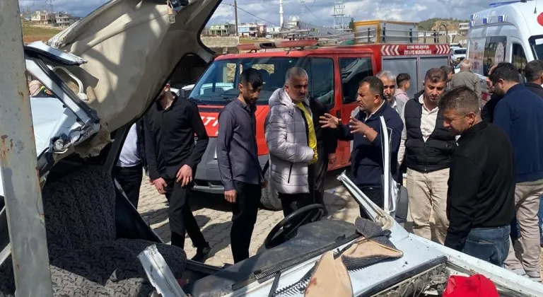 Elektrik direğine çarparak duran otomobildeki 4 kişi yaralandı  - Videolu Haber