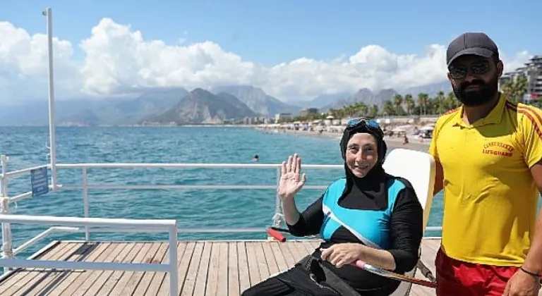 Engelliler denizin tadını Engelsiz Plaj 'da çıkartıyor