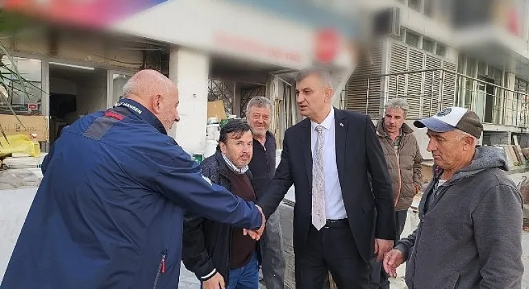 Gölcük Belediye Başkanı Ali Yıldırım Sezer, vatandaşlar ve esnafla bir araya gelerek ilçede devam eden çalışmalar hakkında bilgiler verdi.