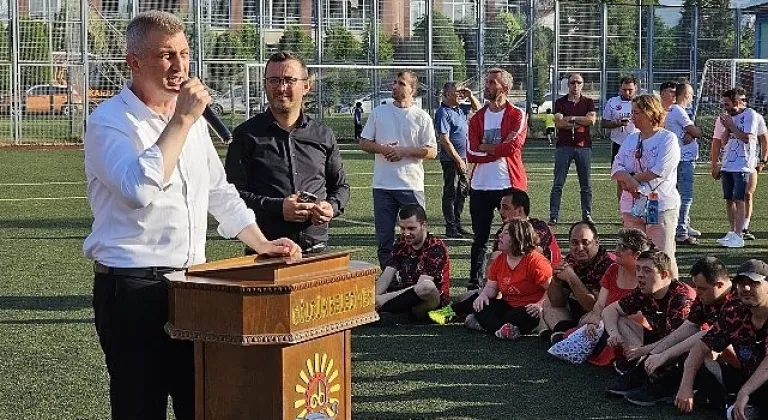 Gölcük Belediyesi´nin katkıları ile bu yıl 5.'si düzenlenen Köyler Arası Futbol Turnuvası'nda çekişmeli maçlar; Siretiye ve Sarısu arasında oynan maç ile başladı