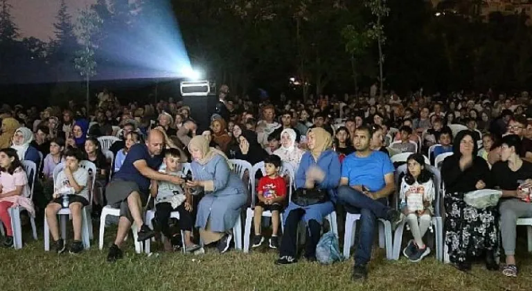 Gölcüklüler Açık Hava Sinema Akşamlarını Çok Sevdi