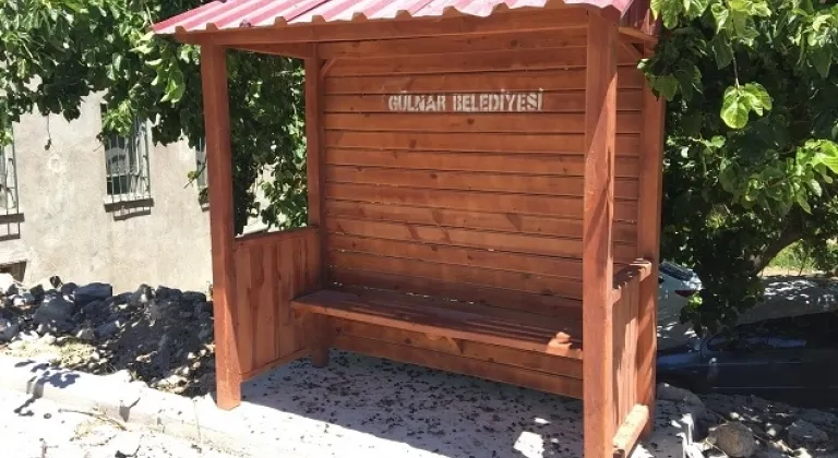 Gülnar Belediyesi Mahalle Aralarına Ahşap Duraklar Yerleştirmeye Devam Ediyor