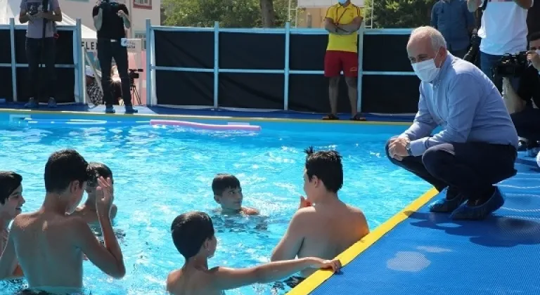 Gültak, Yüzme Havuzundaki Çocukları Ziyaret Etti