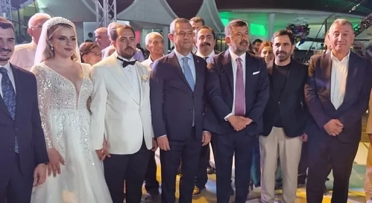 Güzelbahçe Belediye Başkanı Mustafa Günay, CHP Genel Başkanı Özgür Özel'inde katıldığı Melisa Yavaşoğlu ve Gaffar Çiçek'in düğün töreninde nikah şahitliği yaptı