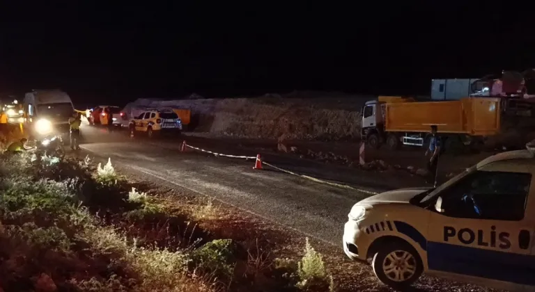 Hafif ticari araçla çarpışan motosiklet sürücüsü öldü, yanındaki ise yaralandı  - Videolu Haber