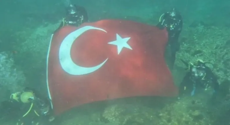 Halfeti'de Dalgıç Polislerden Su Altında Türk Bayrağı Gösterisi