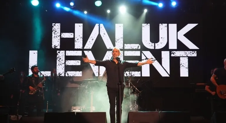 Haluk Levent on binlerce Tarsuslu ile ‘İl’le de Tarsus’ dedi