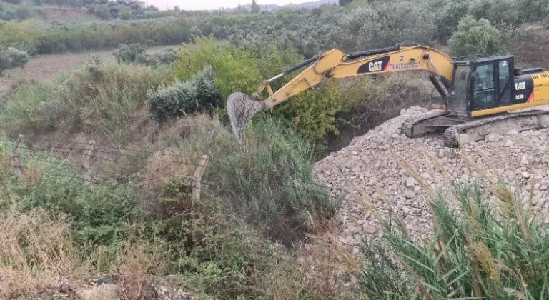 Hatay'da olası taşkınlara karşı temizlik sürüyor