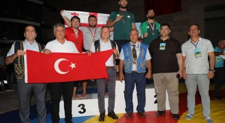 Hatay'daki Aba Güreşi'nde İranlı güreşçiler rakip tanımadı