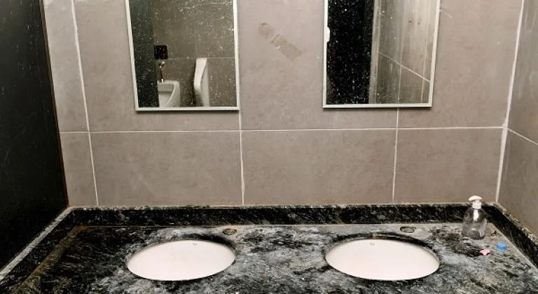 Hırsızların Yeni Hedefi Mezarlık Tuvaletleri Oldu