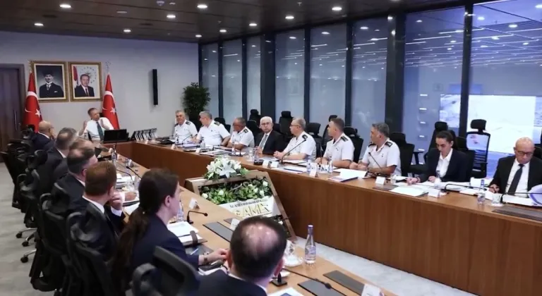 İçişleri Bakanı Yerlikaya’dan Güvenlik Zirvesi: ‘Yılın 365 günü suçla mücadeleye devam’  - Videolu Haber