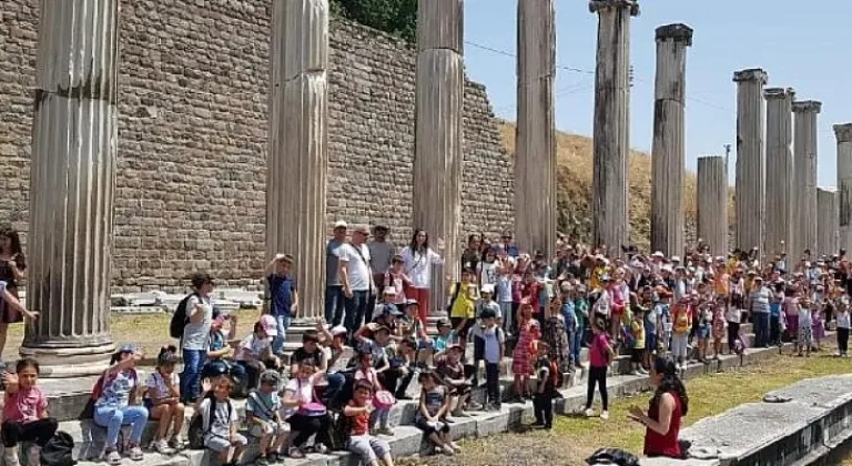 İlkokul öğrencileri Bergama tarihini öğreniyor
