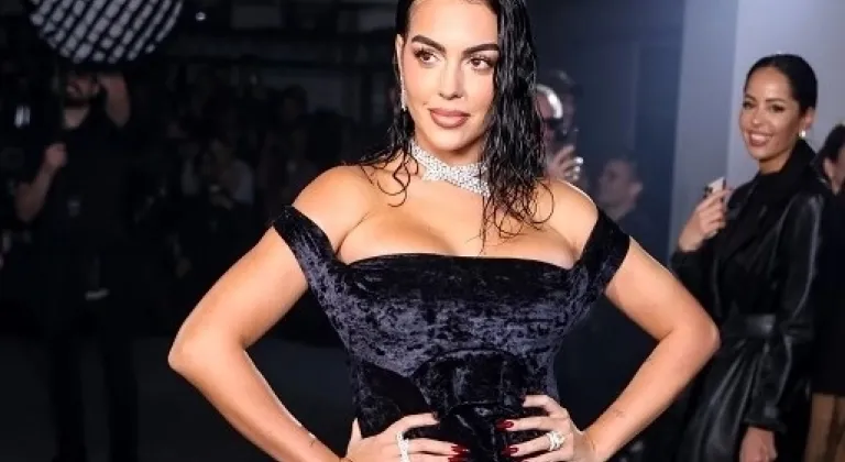 İspanyol Model Rodriguez, Takılarıyla Göz Kamaştırdı